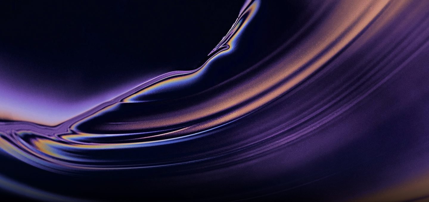 Ondas de luz violeta y dorada sobre un fondo azul oscuro